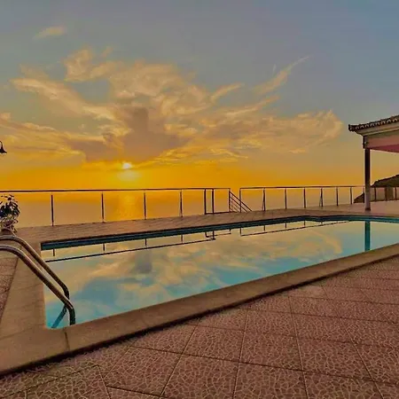 Magnificent With A Heated Pool Arco da Calheta (Madeira)